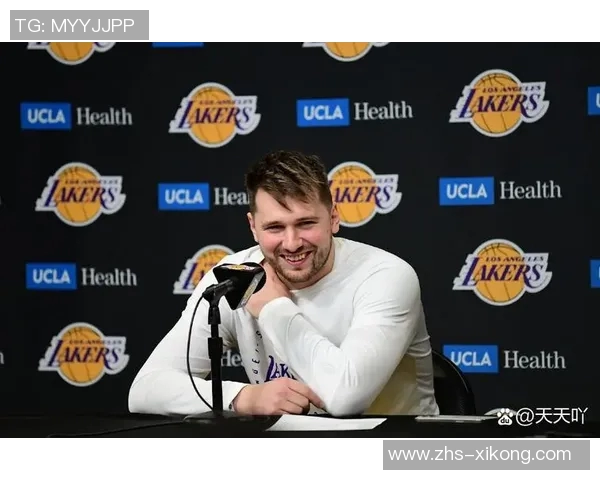 小里与东契奇的默契搭档雷迪克谈勒布朗缺阵的影响与应对策略 小里与东契奇的默契搭档雷迪克谈勒布朗缺阵的影响与应对策略