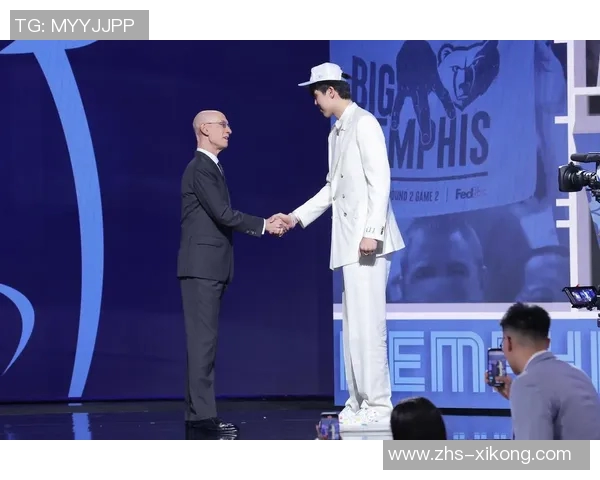 小杨将演唱会前夕媒体人揭秘开拓者休息日与新秀整蛊活动